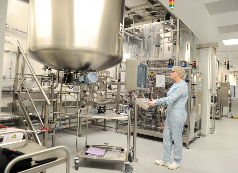 La production en biogénérateurs consiste à multiplier les virus dans des cuves où sont cultivées des cellules sur des microbilles en suspension.© J.-M.V.