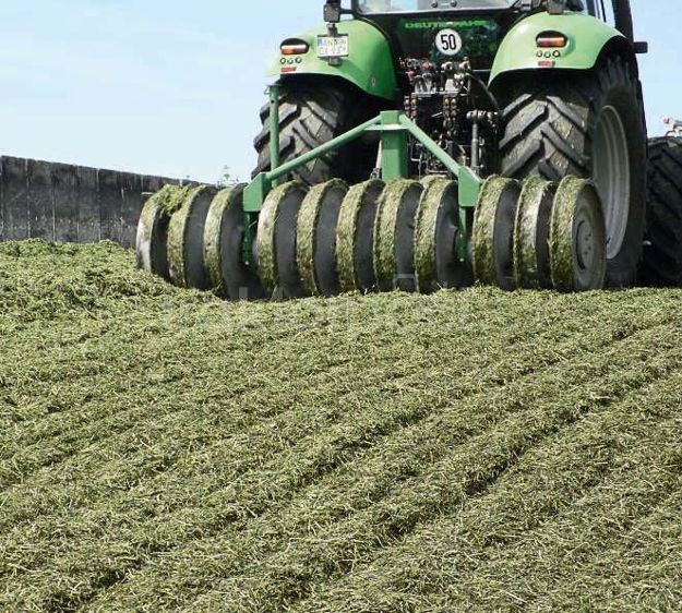 D'un poids pouvant aller jusqu'à 5,8 tonnes pour une largeur de 4 mètres, le rouleau de tassage assure une grande vitesse de chantier.