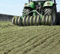 D'un poids pouvant aller jusqu'à 5,8 tonnes pour une largeur de 4 mètres, le rouleau de tassage assure une grande vitesse de chantier. D'un poids pouvant aller jusqu'à 5,8 tonnes pour une largeur de 4 mètres, le rouleau de tassage assure une grande vitesse de chantier.