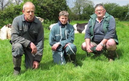 De gauche à droite, Jean-Yves et Sylvie Levéziel, et Cyriaque Faelchlin (conjoint de Sylvie). Pour eux, pas question d'acheter des vaches pour vendre plus de lait. Ils vont s'appuyer sur le troupeau existant. PHOTOS : ©  C. H.