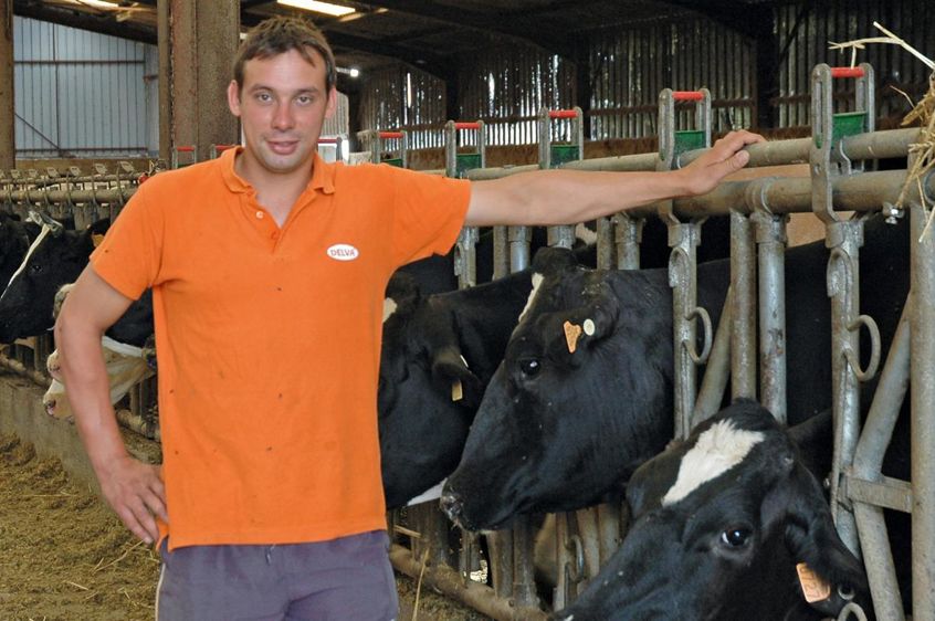 Frédéric Gillet, passionné par le lait, compte bien s'être spécialisé dans cette production avant le départ à la retraite de ses parents Françoise et Bernard .© C.R. Frédéric Gillet, passionné par le lait, compte bien s'être spécialisé dans cette production avant le départ à la retraite de ses parents Françoise et Bernard .© C.R.