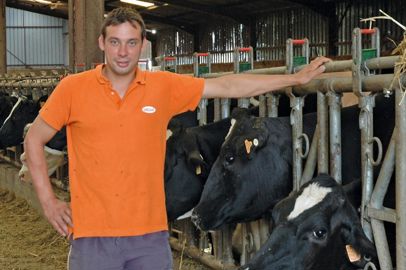 Frédéric Gillet, passionné par le lait, compte bien s'être spécialisé dans cette production avant le départ à la retraite de ses parents Françoise et Bernard .© C.R.