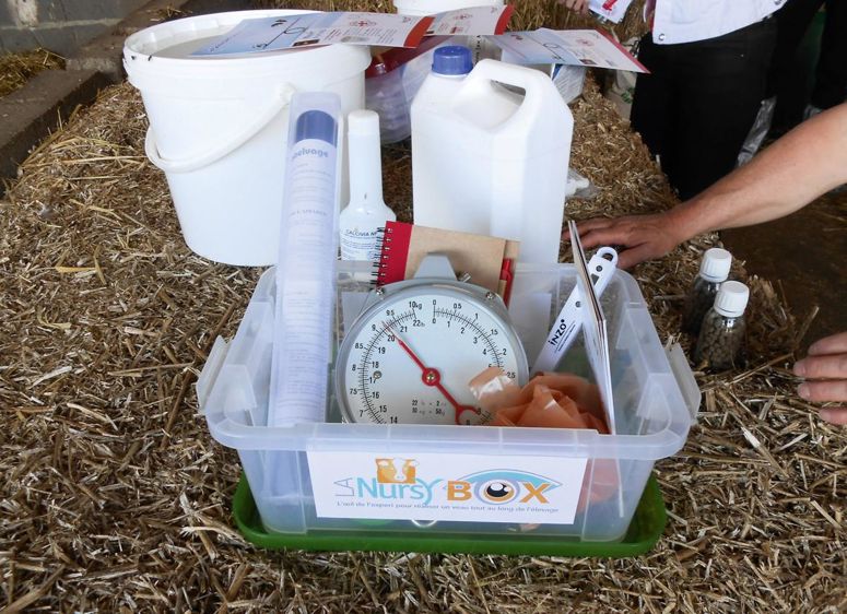 La Nursy Box contient des instruments de mesure et des fiches techniques utiles pour suivre l'élevage des veaux laitiers. 