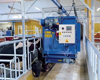Pendant que le wagon distribue, la mélangeuse prépare déjà la ration suivante.