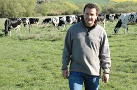 Patrick Marin se passionne pour la sélection mais sait privilégier, avec son frère et associé Christian, le raisonnement économique. La conduite de leur troupeau est axée en priorité sur la longévité des animaux.© C.R. Patrick Marin se passionne pour la sélection mais sait privilégier, avec son frère et associé Christian, le raisonnement économique. La conduite de leur troupeau est axée en priorité sur la longévité des animaux.© C.R.