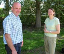 Supprimer les pneus - L'ingestion d'un corps étranger a causé la perte d'une vache : une partie métallique d'un pneu a traversé la bâche et s'est retrouvée dans l'ensilage. Dès la prochaine saison, des boudins remplis de gravier pour maintenir le filet de protection vont remplacer les pneus sur l'un des quatre silos. Les autres suivront au fur et à mesure. Investissement : 1 000 €/silo de 400 m2 pour des sacs traités anti-UV. Supprimer les pneus - L'ingestion d'un corps étranger a causé la perte d'une vache : une partie métallique d'un pneu a traversé la bâche et s'est retrouvée dans l'ensilage. Dès la prochaine saison, des boudins remplis de gravier pour maintenir le filet de protection vont remplacer les pneus sur l'un des quatre silos. Les autres suivront au fur et à mesure. Investissement : 1 000 €/silo de 400 m2 pour des sacs traités anti-UV.