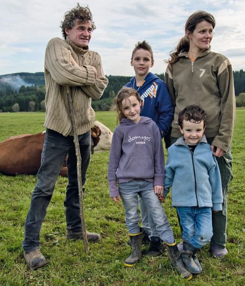 Le prolongement de l'entravée prévue pour 46 vaches va s'opérer dans la partie gauche du corps de ferme. Une partie du foin sera stockée au-dessus de l'étable, le reste dans le bâtiment de stockage (à gauche). Le prolongement de l'entravée prévue pour 46 vaches va s'opérer dans la partie gauche du corps de ferme. Une partie du foin sera stockée au-dessus de l'étable, le reste dans le bâtiment de stockage (à gauche).