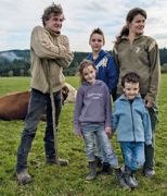 Le prolongement de l'entravée prévue pour 46 vaches va s'opérer dans la partie gauche du corps de ferme. Une partie du foin sera stockée au-dessus de l'étable, le reste dans le bâtiment de stockage (à gauche). Le prolongement de l'entravée prévue pour 46 vaches va s'opérer dans la partie gauche du corps de ferme. Une partie du foin sera stockée au-dessus de l'étable, le reste dans le bâtiment de stockage (à gauche).