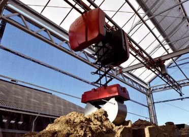 Un système de pesons placés sur le bol communique avec le grappin pour ajuster au mieux le poids des différents fourrages.