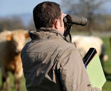 Le contrôleur dispose d'outils très précis pour mesurer les surfaces exploitées. Ils sont à l'are près. La largeur des haies peut être source de remarques.© JÉRÔME CHABANNE Le contrôleur dispose d'outils très précis pour mesurer les surfaces exploitées. Ils sont à l'are près. La largeur des haies peut être source de remarques.© JÉRÔME CHABANNE