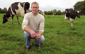 Les vaches ont accès à 50 ha de prairies autour de la stabulation. Régis Lemazurier travaille à leur optimisation pour limiter les concentrés. Il implante progressivement des associations de ray-grass anglais + trèfle blanc pour améliorer leur qualité alimentaire. Les vaches ont accès à 50 ha de prairies autour de la stabulation. Régis Lemazurier travaille à leur optimisation pour limiter les concentrés. Il implante progressivement des associations de ray-grass anglais + trèfle blanc pour améliorer leur qualité alimentaire.
