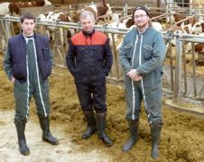 Guillaume, l'apprenti, Pascal Colas et son fils Aurélien. « Trois, c'est un chiffre idéal. Même en période de pointe sur les cultures, l'un d'entre nous (Aurélien le plus souvent) peut ainsi rester avec le troupeau. La surveillance des animaux constitue l'un des éléments clés pour maîtriser la croissance de l'atelier lait ». Guillaume, l'apprenti, Pascal Colas et son fils Aurélien. « Trois, c'est un chiffre idéal. Même en période de pointe sur les cultures, l'un d'entre nous (Aurélien le plus souvent) peut ainsi rester avec le troupeau. La surveillance des animaux constitue l'un des éléments clés pour maîtriser la croissance de l'atelier lait ».