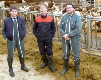 Guillaume, l'apprenti, Pascal Colas et son fils Aurélien. « Trois, c'est un chiffre idéal. Même en période de pointe sur les cultures, l'un d'entre nous (Aurélien le plus souvent) peut ainsi rester avec le troupeau. La surveillance des animaux constitue l'un des éléments clés pour maîtriser la croissance de l'atelier lait ». Guillaume, l'apprenti, Pascal Colas et son fils Aurélien. « Trois, c'est un chiffre idéal. Même en période de pointe sur les cultures, l'un d'entre nous (Aurélien le plus souvent) peut ainsi rester avec le troupeau. La surveillance des animaux constitue l'un des éléments clés pour maîtriser la croissance de l'atelier lait ».