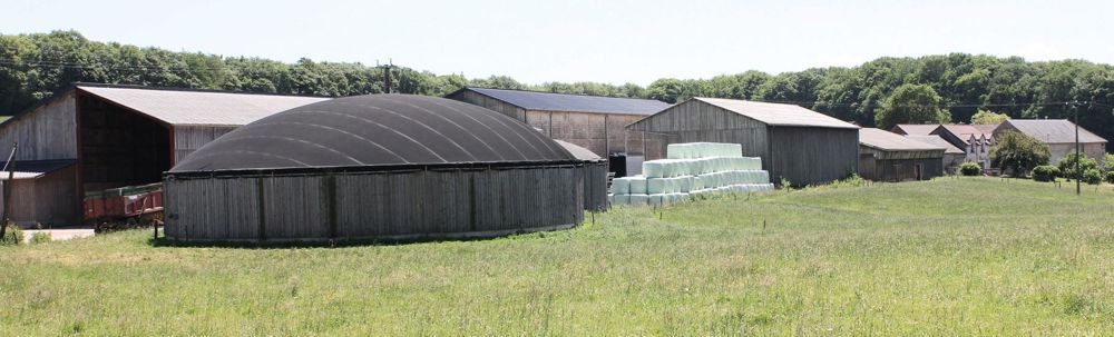 Le méthaniseur a été implanté au plus près de l'étable, ce qui permet de nourrir le digesteur en même temps que le troupeau. Un long tuyau emmène le biogaz produit dans le digesteur au moteur de cogénération installé dans une ancienne grange en face de la fromagerie.REPORTAGE PHOTOS © A.B. Le méthaniseur a été implanté au plus près de l'étable, ce qui permet de nourrir le digesteur en même temps que le troupeau. Un long tuyau emmène le biogaz produit dans le digesteur au moteur de cogénération installé dans une ancienne grange en face de la fromagerie.REPORTAGE PHOTOS © A.B.