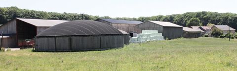 Le méthaniseur a été implanté au plus près de l'étable, ce qui permet de nourrir le digesteur en même temps que le troupeau. Un long tuyau emmène le biogaz produit dans le digesteur au moteur de cogénération installé dans une ancienne grange en face de la fromagerie.REPORTAGE PHOTOS © A.B. Le méthaniseur a été implanté au plus près de l'étable, ce qui permet de nourrir le digesteur en même temps que le troupeau. Un long tuyau emmène le biogaz produit dans le digesteur au moteur de cogénération installé dans une ancienne grange en face de la fromagerie.REPORTAGE PHOTOS © A.B.