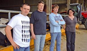 De gauche à droite, Matthieu Baril le salarié, Jean-Guy, Michel et Dominique Saillard, associés en Gaec.© J.-C.-B. De gauche à droite, Matthieu Baril le salarié, Jean-Guy, Michel et Dominique Saillard, associés en Gaec.© J.-C.-B.