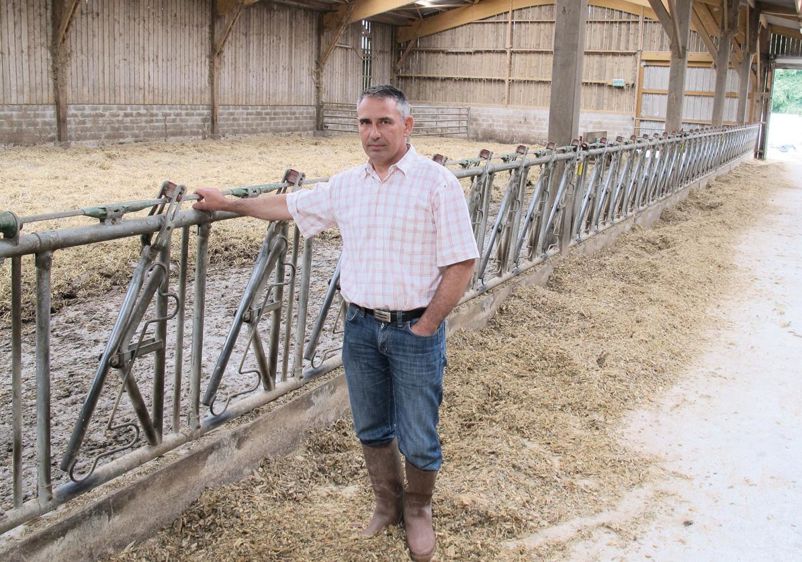 Après la dissolution, d'un commun accord, du Gaec de quatre associés en 2008, Jean-François Chicot a créé de toutes pièces son site laitier avec 226 000 l de quota sur 85 ha. Il a investi 300 000 € en trois ans, dont cette stabulation paillée de 500 m2, couplée à une salle de traite 2 x 5 postes.© C.H. Après la dissolution, d'un commun accord, du Gaec de quatre associés en 2008, Jean-François Chicot a créé de toutes pièces son site laitier avec 226 000 l de quota sur 85 ha. Il a investi 300 000 € en trois ans, dont cette stabulation paillée de 500 m2, couplée à une salle de traite 2 x 5 postes.© C.H.