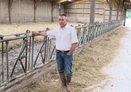 Après la dissolution, d'un commun accord, du Gaec de quatre associés en 2008, Jean-François Chicot a créé de toutes pièces son site laitier avec 226 000 l de quota sur 85 ha. Il a investi 300 000 € en trois ans, dont cette stabulation paillée de 500 m2, couplée à une salle de traite 2 x 5 postes.© C.H. Après la dissolution, d'un commun accord, du Gaec de quatre associés en 2008, Jean-François Chicot a créé de toutes pièces son site laitier avec 226 000 l de quota sur 85 ha. Il a investi 300 000 € en trois ans, dont cette stabulation paillée de 500 m2, couplée à une salle de traite 2 x 5 postes.© C.H.