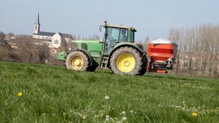 Le premier apport d'azote participe à créer un décalage dans la pousse de l'herbe pour faciliter la gestion du pâturage.© SEBASTIEN CHAMPION Le premier apport d'azote participe à créer un décalage dans la pousse de l'herbe pour faciliter la gestion du pâturage.© SEBASTIEN CHAMPION