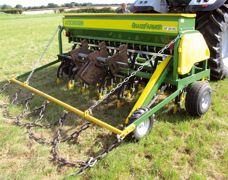 Aitchinson GrassFarmer. Les éléments semeurs en T inversé découpent le chevelu racinaire de la prairie pour déposer la graine sur un sol nu au fond d'un large sillon.PHOTOS © J.P. Aitchinson GrassFarmer. Les éléments semeurs en T inversé découpent le chevelu racinaire de la prairie pour déposer la graine sur un sol nu au fond d'un large sillon.PHOTOS © J.P.