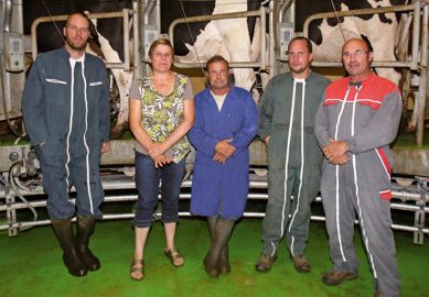Julien Simonin, Marie-Lise, André, Dominique et Christian Rémillon, les cinq associés du Gaec du Nard partagent une valeur commune. Ils se définissent plus comme des « éleveurs » que des « producteurs de lait ».