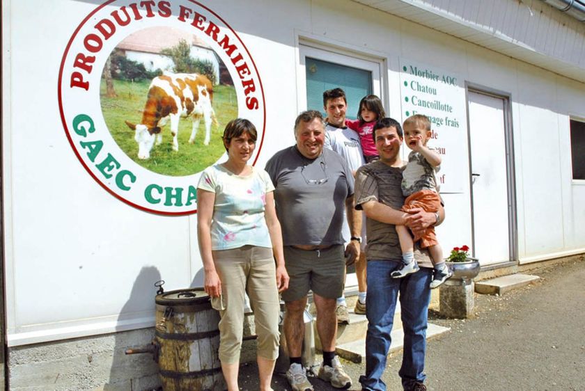 Pour installer leurs deux fils, Christophe (à l'arrière) en 2001 et Julien (à droite) en 2006, Chantal et Jean- Claude Chambon se sont lancés avec une certaine réussite dans l'aventure de la fabrication de morbier fermier.© J.-M.V. Pour installer leurs deux fils, Christophe (à l'arrière) en 2001 et Julien (à droite) en 2006, Chantal et Jean- Claude Chambon se sont lancés avec une certaine réussite dans l'aventure de la fabrication de morbier fermier.© J.-M.V.