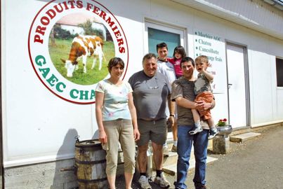 Pour installer leurs deux fils, Christophe (à l'arrière) en 2001 et Julien (à droite) en 2006, Chantal et Jean- Claude Chambon se sont lancés avec une certaine réussite dans l'aventure de la fabrication de morbier fermier.© J.-M.V.