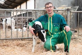 « L'étalement des vêlages permet d'avoir une meilleure gestion de la trésorerie, ce qui devient primordiale à une époque où le prix du lait varie fortement », estime Samuel Baty.© E.A. « L'étalement des vêlages permet d'avoir une meilleure gestion de la trésorerie, ce qui devient primordiale à une époque où le prix du lait varie fortement », estime Samuel Baty.© E.A.
