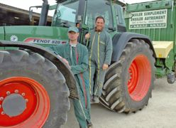Rémi Chrétien et Bruno Banon continuent de croire à l'ensilage d'herbe pour produire du lait. Il est vrai qu'avec leur autochargeuse, ils maîtrisent assez bien sa valeur alimentaire et le risque butyrique. En général, ils tablent pour raisonner leur ration sur un ensilage à 0,9 UFL et 85 à 105 de PDI/kg de MS.© JEAN-MICHEL VOCORET Rémi Chrétien et Bruno Banon continuent de croire à l'ensilage d'herbe pour produire du lait. Il est vrai qu'avec leur autochargeuse, ils maîtrisent assez bien sa valeur alimentaire et le risque butyrique. En général, ils tablent pour raisonner leur ration sur un ensilage à 0,9 UFL et 85 à 105 de PDI/kg de MS.© JEAN-MICHEL VOCORET