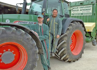 Rémi Chrétien et Bruno Banon continuent de croire à l'ensilage d'herbe pour produire du lait. Il est vrai qu'avec leur autochargeuse, ils maîtrisent assez bien sa valeur alimentaire et le risque butyrique. En général, ils tablent pour raisonner leur ration sur un ensilage à 0,9 UFL et 85 à 105 de PDI/kg de MS.© JEAN-MICHEL VOCORET