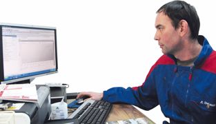 Compatible robot de traite modèle VMS Équipé de deux robots de traite VMS DeLaval, Olivier Bouillet a choisi le système de monitoring Herd Navigator avant tout pour faciliter le travail de détection des chaleurs en grand troupeau et pour une détection précoce des infections mammaires. Compatible robot de traite modèle VMS Équipé de deux robots de traite VMS DeLaval, Olivier Bouillet a choisi le système de monitoring Herd Navigator avant tout pour faciliter le travail de détection des chaleurs en grand troupeau et pour une détection précoce des infections mammaires.