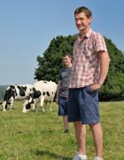 Laurent Montier et son salarié, Cédric Godallier, présent sur la ferme une journée par semaine.REPORTAGE PHOTO : GONZAGUE DEFOIS Laurent Montier et son salarié, Cédric Godallier, présent sur la ferme une journée par semaine.REPORTAGE PHOTO : GONZAGUE DEFOIS