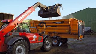Le Gaec Baracouda s'est équipé d'une Qualimix autonome de 20 m3. Ainsi un seul engin de manutention est mobilisé pour l'alimentation des troupeaux. Ce type de machine est aussi disponible en 15 m3. Le Gaec Baracouda s'est équipé d'une Qualimix autonome de 20 m3. Ainsi un seul engin de manutention est mobilisé pour l'alimentation des troupeaux. Ce type de machine est aussi disponible en 15 m3.