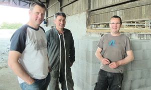 Olivier Mauny, Patrice Gouin et Denis Evette pendant les travaux en mai, devant le futur système d'égouttage.© C.H. Olivier Mauny, Patrice Gouin et Denis Evette pendant les travaux en mai, devant le futur système d'égouttage.© C.H.