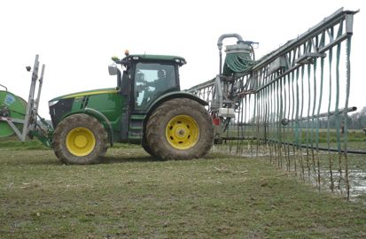 Le système le plus courant consiste à traîner dans la parcelle un tuyau souple qui alimente la rampe à pendillards portée par le tracteur. L'enrouleur sur le relevage avant sert uniquement au transport du tuyau vide avant et après le chantier.© D.L.