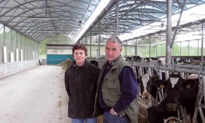 De 220 000 l de quotas, Ghislaine et Pascal Roussel sont à 540 000 l en transformant leurs quarante cinq droits à produire des vaches allaitantes en lait. De 220 000 l de quotas, Ghislaine et Pascal Roussel sont à 540 000 l en transformant leurs quarante cinq droits à produire des vaches allaitantes en lait.