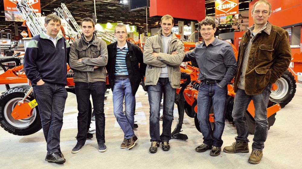 De droite à gauche, Éric Crouhy, Frédéric Donier, Ludovic Jarligant avec son salarié Bertrand Chevalier et un apprenti Jean Fréour et, tout à gauche, Michel Welter.PHOTOS : CÉDRIC FAIMALI/GFA ET DOMINIQUE GRÉMY