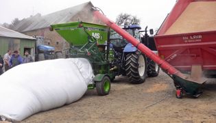La machine peut être alimentée au godet ou avec une vis sans fin mais, dans tous les cas, les boudins doivent être stockés sur une plate-forme propre et stabilisée.© J.P. La machine peut être alimentée au godet ou avec une vis sans fin mais, dans tous les cas, les boudins doivent être stockés sur une plate-forme propre et stabilisée.© J.P.