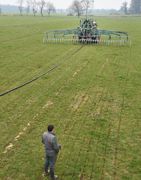 Même dans des terres hydromorphes et drainées, l'épandage sans tonne permet un meilleur travail et limite le tassement des sols. À la fin de l'épandage, l'opérateur décroche le tuyau de l'arrière du tracteur. Si l'éleveur est particulièrement soigneux et dispose d'une réserve, 8 000 l d'eau peuvent être envoyés dans le tuyau pour le rincer. Ce dernier est ensuite enroulé à l'avant du tracteur. Quand le lisier est peu chargé, ce mode d'épandage est utilisable avec un réseau d'irrigation, ce qui p Même dans des terres hydromorphes et drainées, l'épandage sans tonne permet un meilleur travail et limite le tassement des sols. À la fin de l'épandage, l'opérateur décroche le tuyau de l'arrière du tracteur. Si l'éleveur est particulièrement soigneux et dispose d'une réserve, 8 000 l d'eau peuvent être envoyés dans le tuyau pour le rincer. Ce dernier est ensuite enroulé à l'avant du tracteur. Quand le lisier est peu chargé, ce mode d'épandage est utilisable avec un réseau d'irrigation, ce qui p