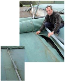 Une zone de recouvrement variable En jouant sur la zone de recouvrement des deux tapis géotextiles, il est aisé de s'adapter à un silo peu rempli ou très bombé. C'est là toute l'astuce du système. Pour plaquer les deux tapis l'un contre l'autre et sur la bâche, on utilise le même rail métallique de 3 m que sur le pour tour, en le lestant avec un poids d'une dizaine de kilos.