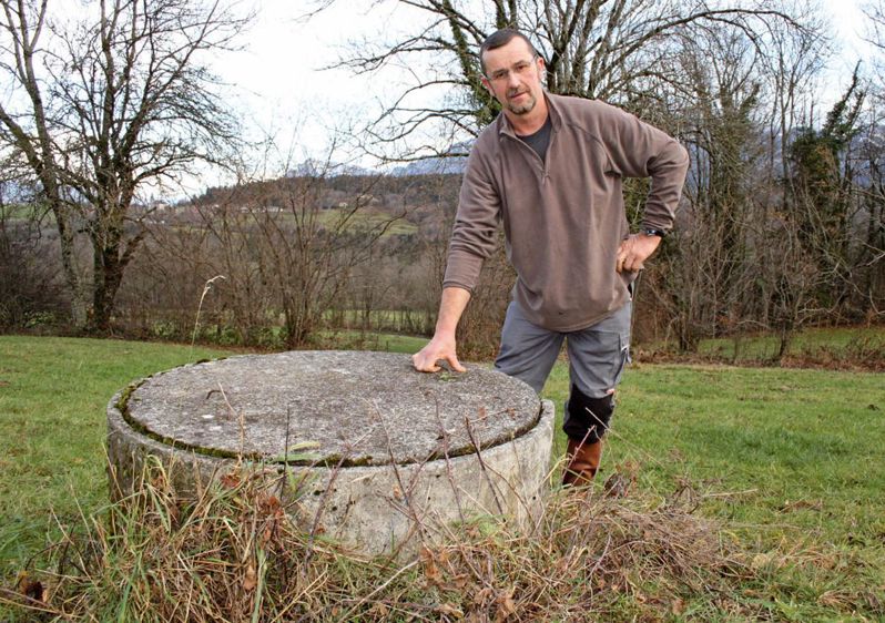 Le captage de Patrick Démolis, longtemps négligé, est perfectible. Les travaux d'étanchéité à réaliser sur la partie supérieure du captage empêcheront les infiltrations d'eau de surface. Seules les buses du fond du puits capteront l'eau souterraine. Le captage de Patrick Démolis, longtemps négligé, est perfectible. Les travaux d'étanchéité à réaliser sur la partie supérieure du captage empêcheront les infiltrations d'eau de surface. Seules les buses du fond du puits capteront l'eau souterraine.