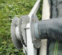 Dans le système originel de Gilbert Duhamel, l'enrouleur à cliquet était fixé avec quatre boulons sur la platine métallique, fixée au bout du tube semi-rigide où le tapis s'enroule. Moins pratique à démonter que sur l'enrouleur qui se vend aujourd'hui outre-Rhin. Dans le système originel de Gilbert Duhamel, l'enrouleur à cliquet était fixé avec quatre boulons sur la platine métallique, fixée au bout du tube semi-rigide où le tapis s'enroule. Moins pratique à démonter que sur l'enrouleur qui se vend aujourd'hui outre-Rhin.
