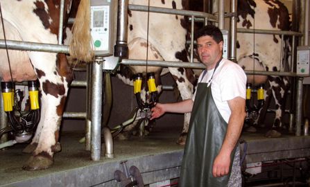 Thierry Hulmer a installé les nouvelles griffes en 2009 dans sa salle de traite 