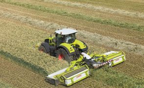 Deux tapis convoyeurs en caoutchouc regroupent toute la coupe en un seul andain. Ils peuvent être relevés pour étaler le fourrage sur toute la surface. Deux tapis convoyeurs en caoutchouc regroupent toute la coupe en un seul andain. Ils peuvent être relevés pour étaler le fourrage sur toute la surface.