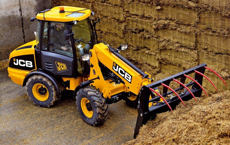 JCB. Un nouveau télescopique articulé. Compromis entre un chariot à mât télescopique et une chargeuse articulée, le nouveau TM220 Agri complète la gamme des Telescopic articulés. Il est particulièrement destiné aux producteurs laitiers. Monté sur le même châssis arrière que la chargeuse articulée JCB 409, ce nouveau modèle a un châssis avant dédié avec une flèche télescopique installée en position plongeante, qui permet une bonne visibilité sur la zone de travail. Le JCB TM220 Agri offre une cap JCB. Un nouveau télescopique articulé. Compromis entre un chariot à mât télescopique et une chargeuse articulée, le nouveau TM220 Agri complète la gamme des Telescopic articulés. Il est particulièrement destiné aux producteurs laitiers. Monté sur le même châssis arrière que la chargeuse articulée JCB 409, ce nouveau modèle a un châssis avant dédié avec une flèche télescopique installée en position plongeante, qui permet une bonne visibilité sur la zone de travail. Le JCB TM220 Agri offre une cap