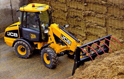 JCB. Un nouveau télescopique articulé. Compromis entre un chariot à mât télescopique et une chargeuse articulée, le nouveau TM220 Agri complète la gamme des Telescopic articulés. Il est particulièrement destiné aux producteurs laitiers. Monté sur le même châssis arrière que la chargeuse articulée JCB 409, ce nouveau modèle a un châssis avant dédié avec une flèche télescopique installée en position plongeante, qui permet une bonne visibilité sur la zone de travail. Le JCB TM220 Agri offre une cap