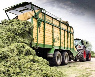 Sur des parcelles proches, les remorques autochargeuses offrent des débits de chantier équivalents aux ensileuses.© CLAUDIUS THIRIET