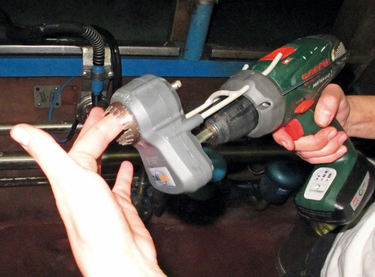 Aucun risque de coupures pour l'utilisateur et pour l'animal Le taille-queue se monte très facilement sur n'importe quelle visseuse. C'est la rotation d'une lame externe autour d'une lame interne qui assure la coupe des crins. Il est nécessaire de lubrifier régulièrement les lames. Leur affûtage se fait à l'aide d'une pâte à roder fournie avec l'appareil.REPORTAGE PHOTOS © D.G.