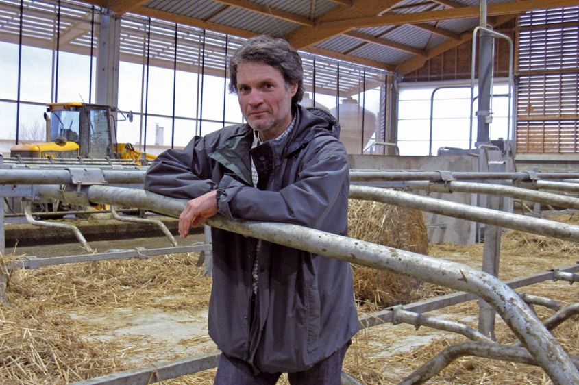 « Afin de limiter l'hydrocurage à deux couloirs, la stabulation est conçue en deux rangées de logettes tête à tête », indique Jean-Claude Émile, directeur de l'Unité expérimentale fourrages et environnement de l'Inra-Lusignan.© DR « Afin de limiter l'hydrocurage à deux couloirs, la stabulation est conçue en deux rangées de logettes tête à tête », indique Jean-Claude Émile, directeur de l'Unité expérimentale fourrages et environnement de l'Inra-Lusignan.© DR