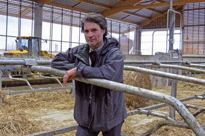 « Afin de limiter l'hydrocurage à deux couloirs, la stabulation est conçue en deux rangées de logettes tête à tête », indique Jean-Claude Émile, directeur de l'Unité expérimentale fourrages et environnement de l'Inra-Lusignan.© DR